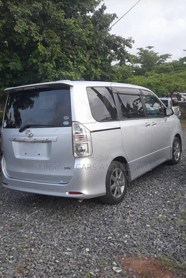 Toyota Voxy 2012 Silver photo 10