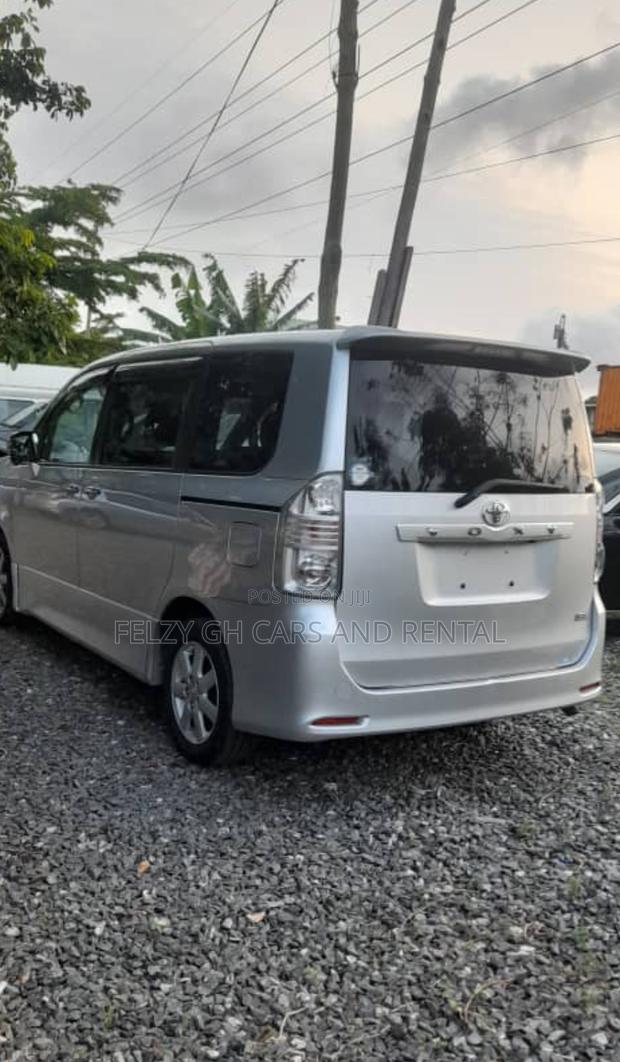 Toyota Voxy 2012 Silver photo 11