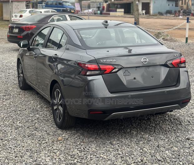 Nissan Versa 1.6 SV 2021 Gray