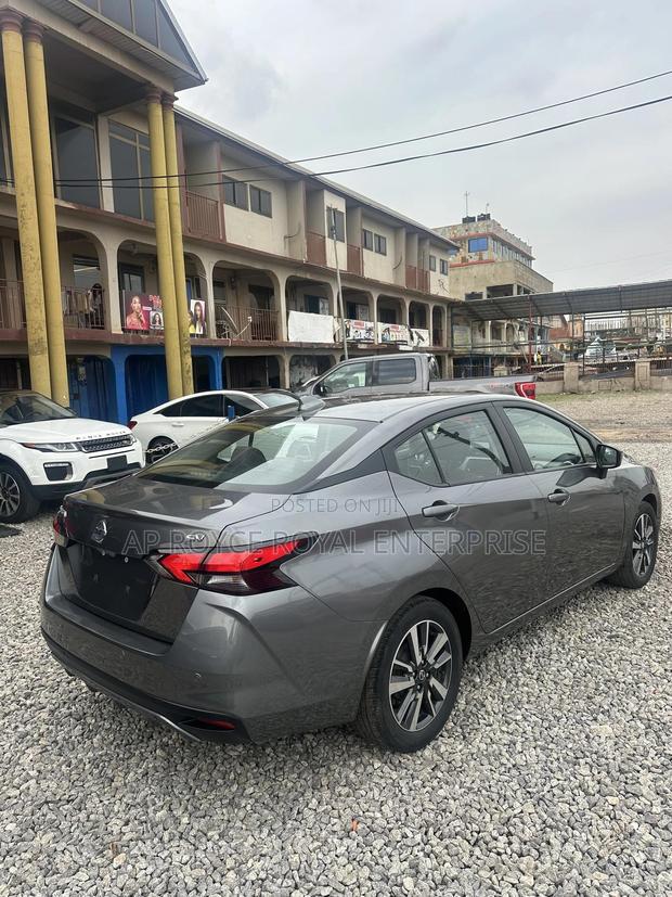 Nissan Versa 1.6 SV 2021 Gray