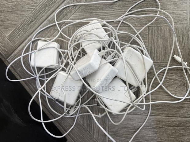 Apple 61 Watts Usb-C Power Adapter With Typy -C Cable Uk Home Used · Photo 4