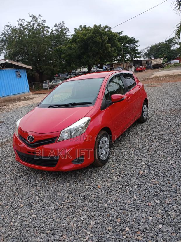 Toyota Vitz 1.3 FWD 3dr 2013 Red · Photo 1