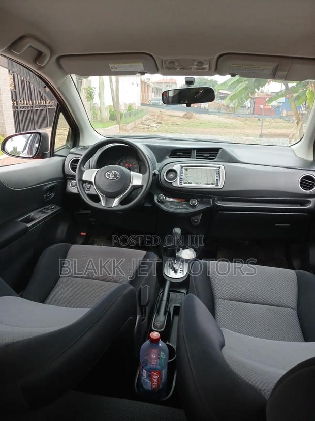 Toyota Vitz 1.3 FWD 3dr 2013 Red · Photo 3