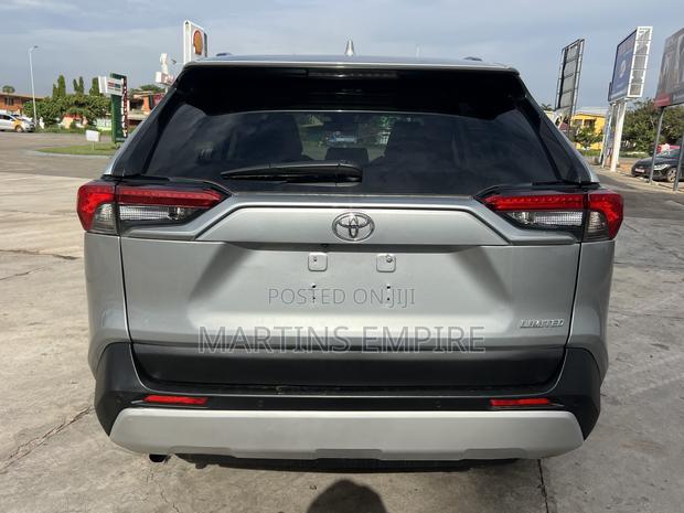 Toyota RAV4 Limited 2021 Silver
