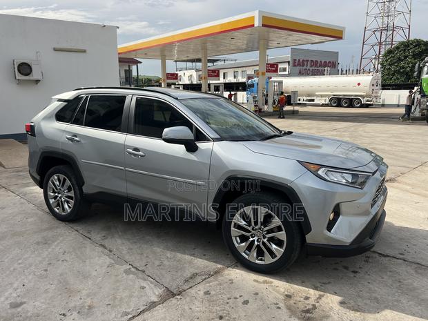 Toyota RAV4 Limited 2021 Silver