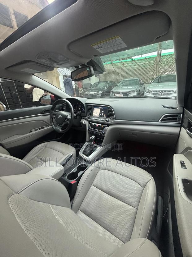 Hyundai Elantra Limited Sedan FWD (2.0L 4cyl 6A) 2017 Red photo 3