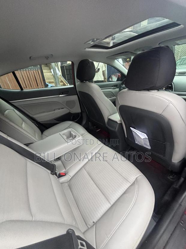 Hyundai Elantra Limited Sedan FWD (2.0L 4cyl 6A) 2017 Red photo 4