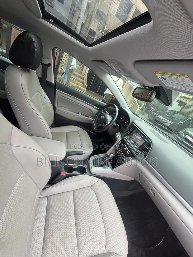 Hyundai Elantra Limited Sedan FWD (2.0L 4cyl 6A) 2017 Red photo 2