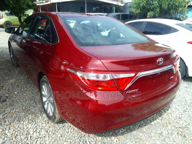 Toyota Camry XLE 4dr Sedan (2.5L 4cyl 6A) 2017 Red photo 4