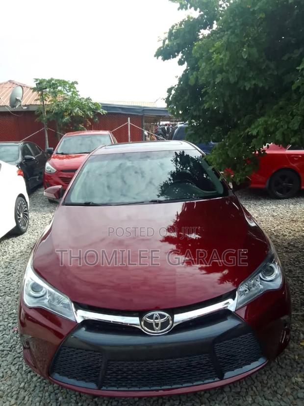 Toyota Camry XLE 4dr Sedan (2.5L 4cyl 6A) 2017 Red photo 3