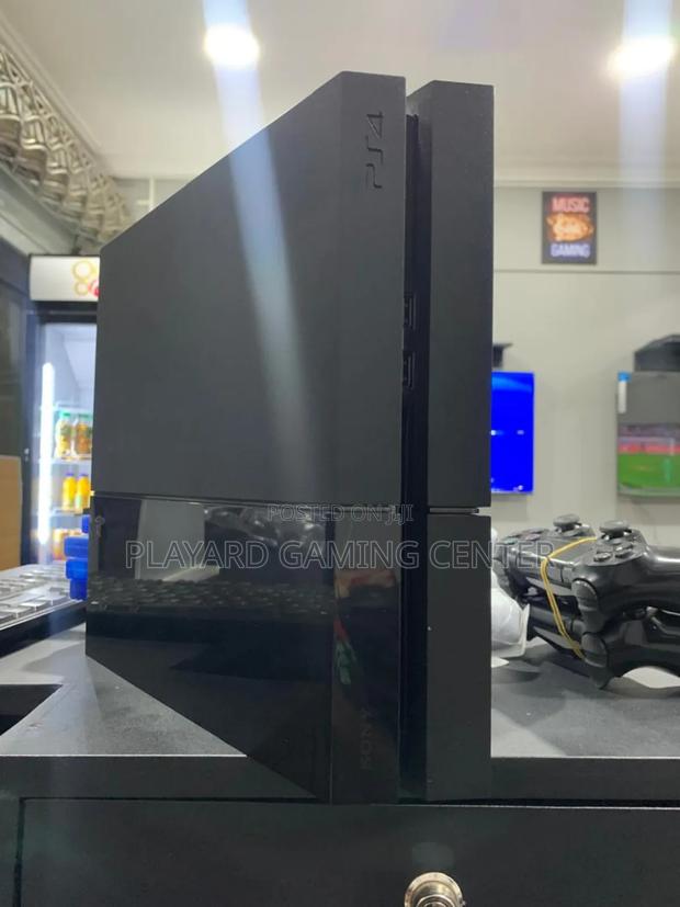 Ps4 Standard With 7games · Photo 2