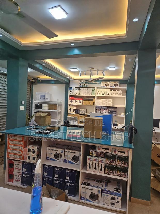 Lady Computer Shop Attendant Needed - Must Strictly Stay Around Adenta photo 2