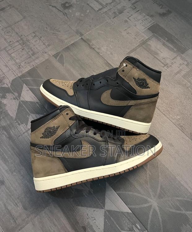 Air Jordan Retro 1 High Palomino Sneakers · Photo 3
