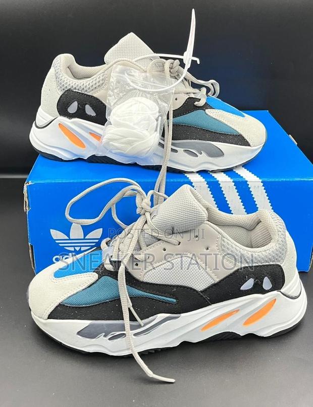 Adidas Yeezy Boost 700 · Photo 3