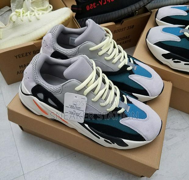 Adidas Yeezy Boost 700 · Photo 4