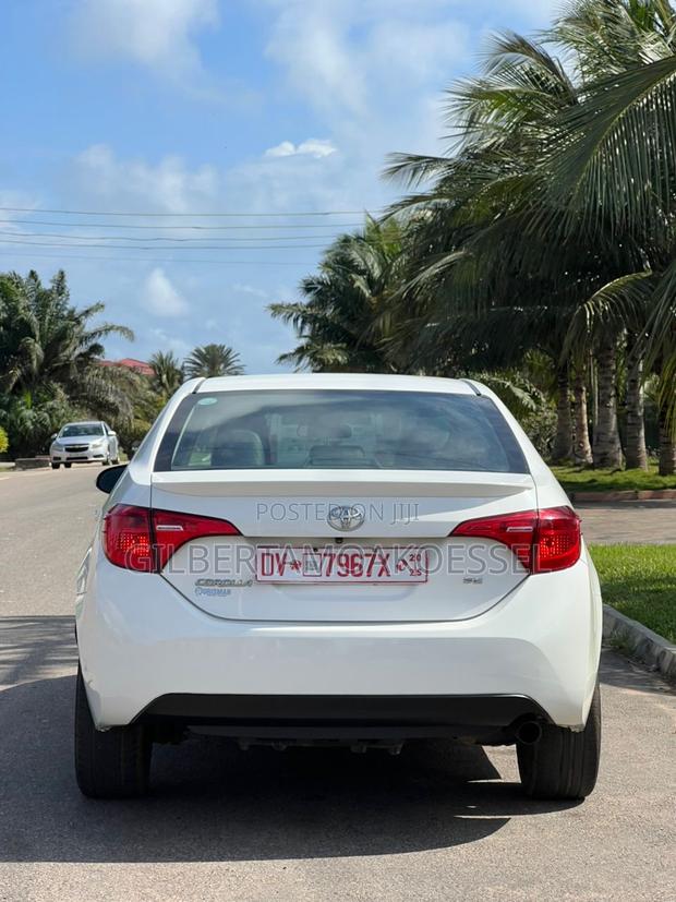 Toyota Corolla SE 4dr Sedan (1.8L 4cyl CVT) 2017 White