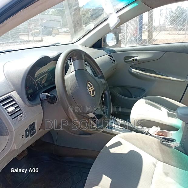 Toyota Corolla LE 4dr Sedan (1.8L 4cyl 4A) 2010 White photo 6