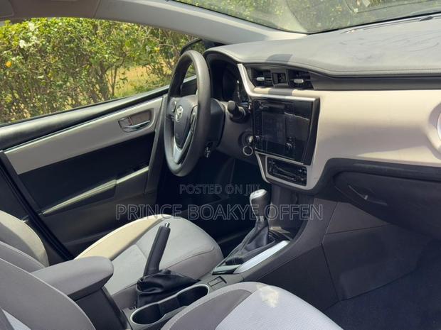 Toyota Corolla 2018 Black photo 5