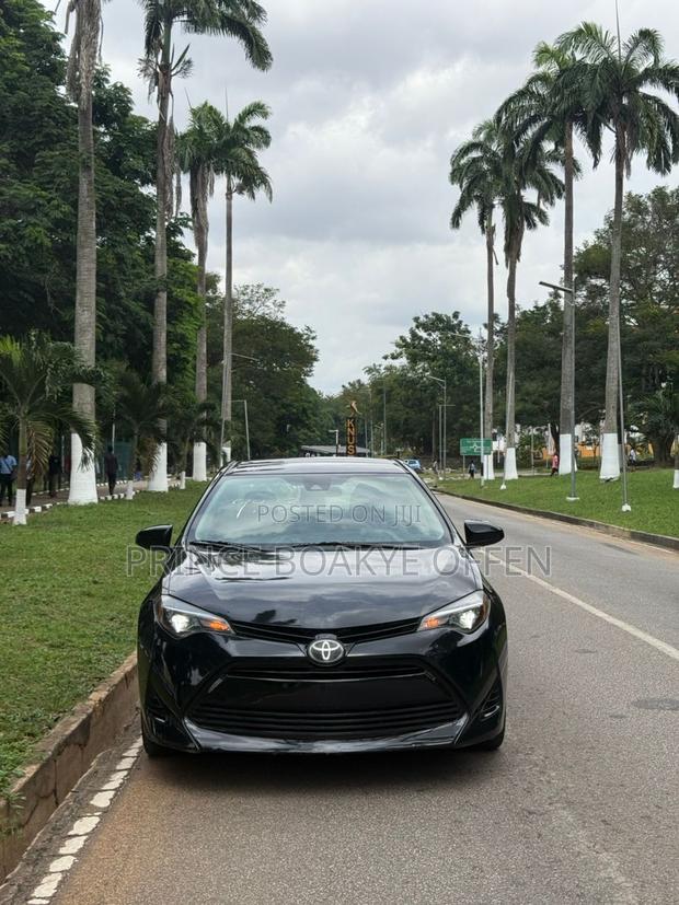 Toyota Corolla 2018 Black photo 2