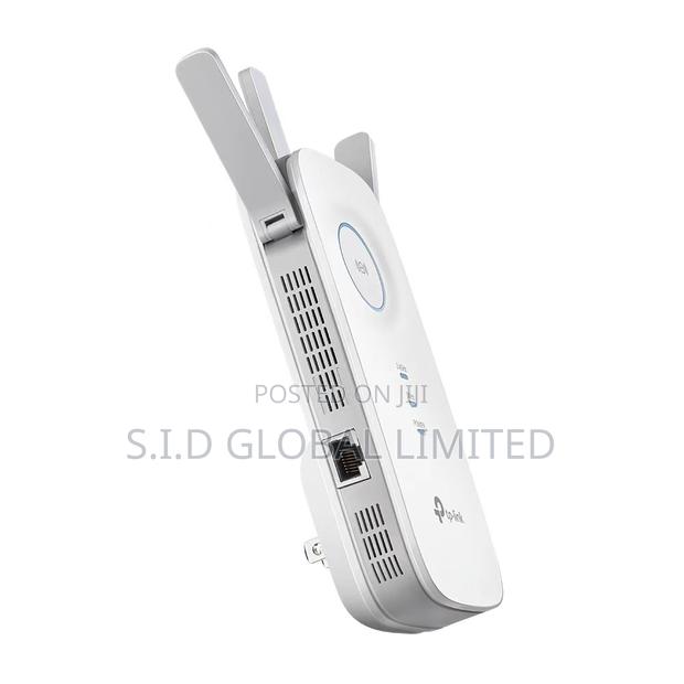 Three Adjustable External Antennas Provide Optimal Wi-fi Coverage · Photo 2