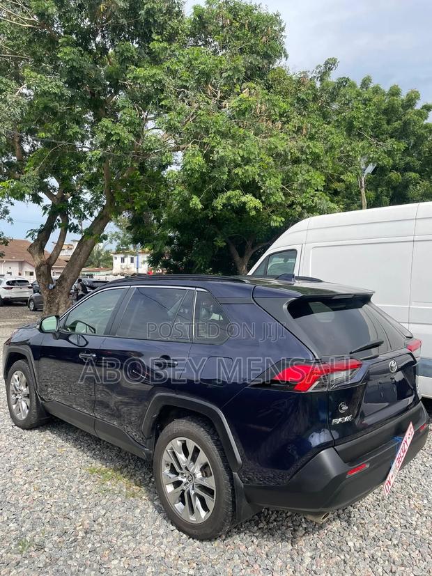 Toyota RAV4 XLE Premium FWD 2020 Blue