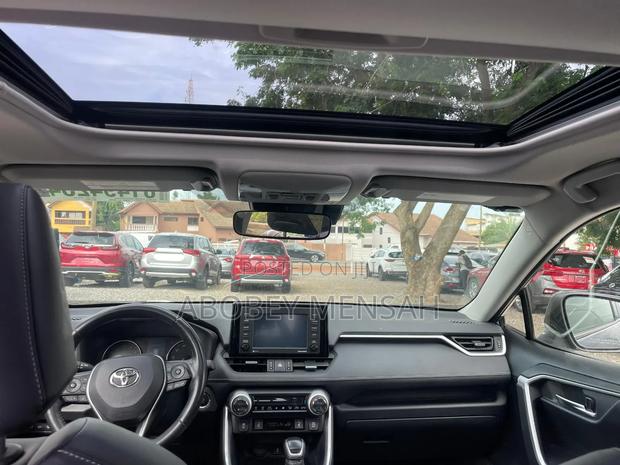 Toyota RAV4 XLE Premium FWD 2020 Blue