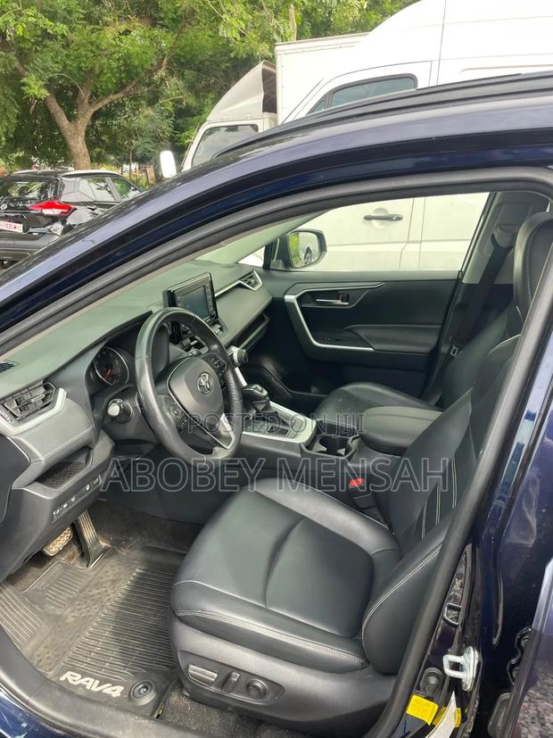 Toyota RAV4 XLE Premium FWD 2020 Blue