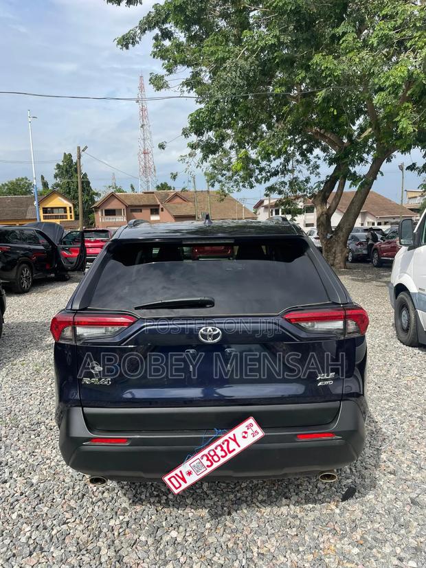 Toyota RAV4 XLE Premium FWD 2020 Blue