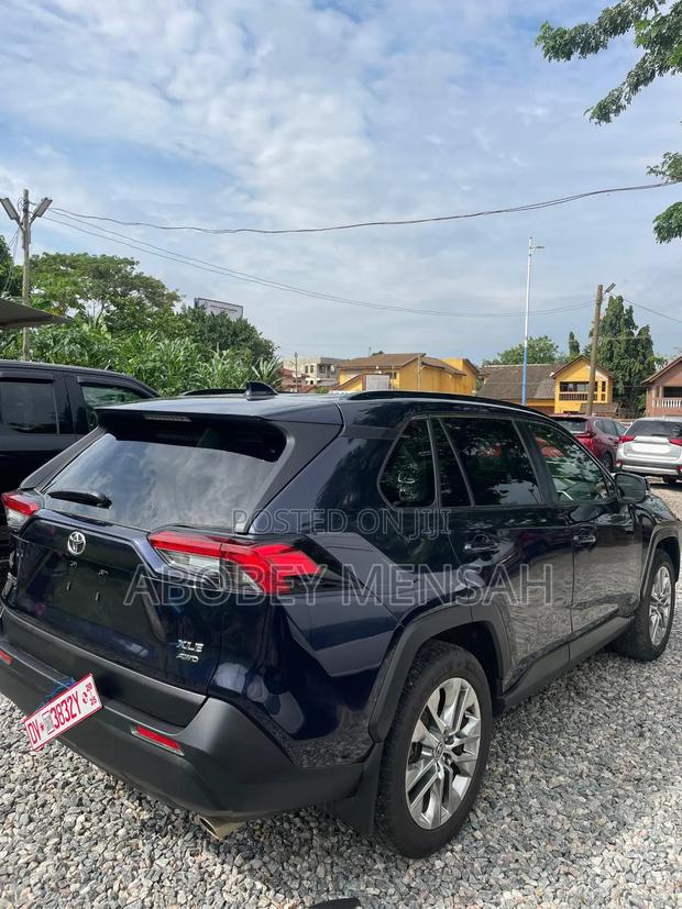 Toyota RAV4 XLE Premium FWD 2020 Blue