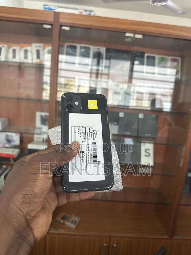 Apple iPhone 11 64 GB Black · Photo 4