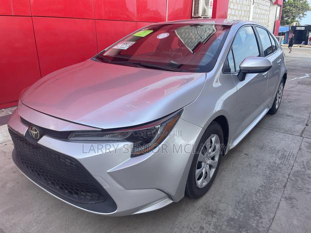 Toyota Corolla LE 2021 Silver