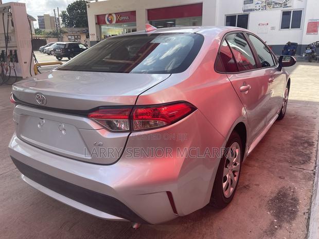 Toyota Corolla LE 2021 Silver