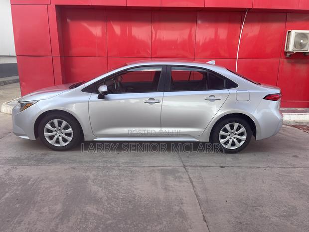 Toyota Corolla LE 2021 Silver