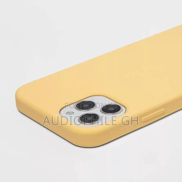 Heyday iPhone 13 Pro Max Silicone Case Yellow With Magsafe · Photo 4