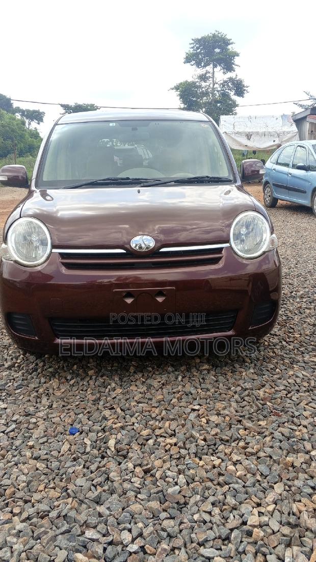 Toyota Sienta 2012 Brown