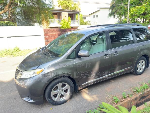 Toyota Sienta 1.5 AWD (6-seater) 2017