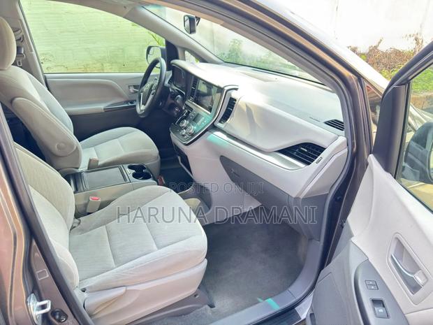 Toyota Sienta 1.5 AWD (6-seater) 2017