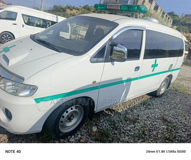 Hyundai H-100 2001 White photo 3