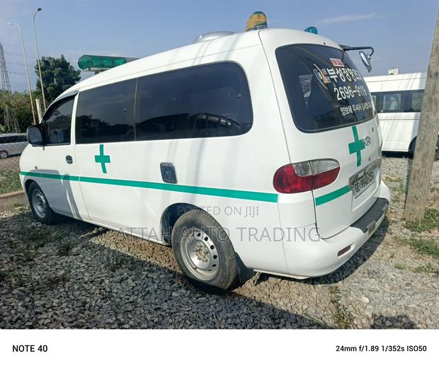 Hyundai H-100 2001 White photo 2