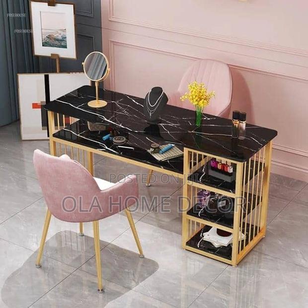 Manicure Table · Photo 2
