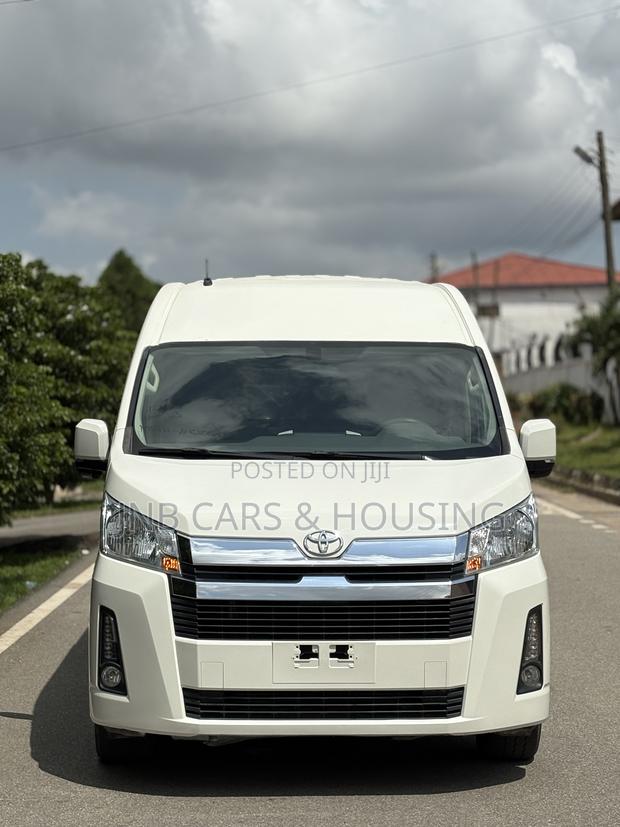 Toyota HiAce 2021 White
