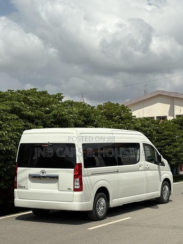 Toyota HiAce 2021 White