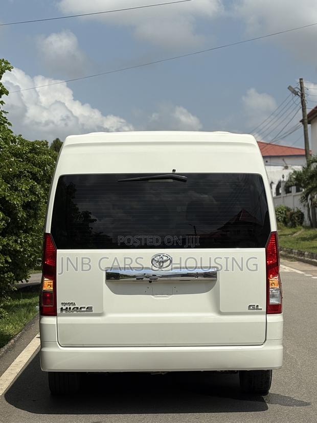 Toyota HiAce 2021 White