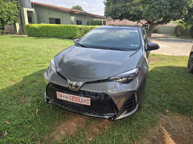Toyota Corolla SE 4dr Sedan (1.8L 4cyl CVT) 2017 Gray photo 2