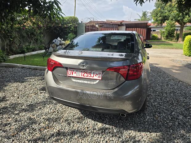 Toyota Corolla SE 4dr Sedan (1.8L 4cyl CVT) 2017 Gray photo 4