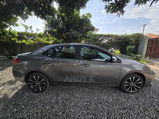 Toyota Corolla SE 4dr Sedan (1.8L 4cyl CVT) 2017 Gray photo 5