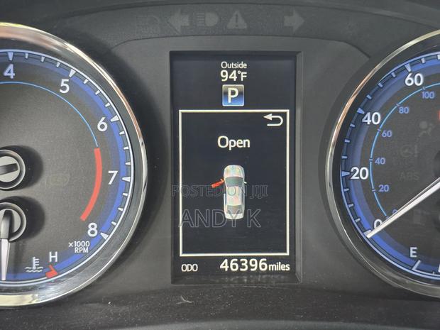 Toyota Corolla SE 4dr Sedan (1.8L 4cyl CVT) 2017 Gray photo 6