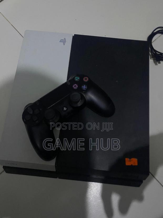 Ps4 Fat With Games and 2 Controllers · Photo 2
