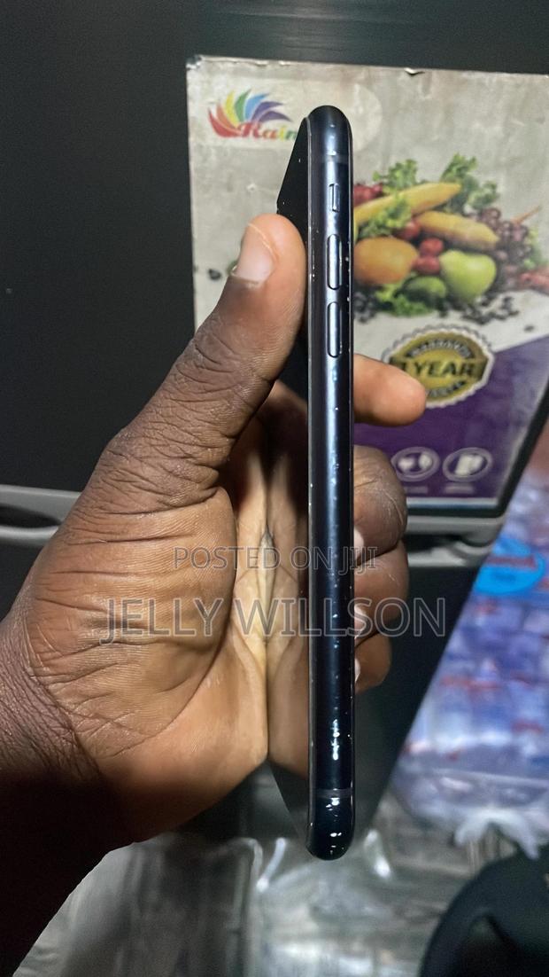 Apple iPhone XR 128 GB Black photo 2