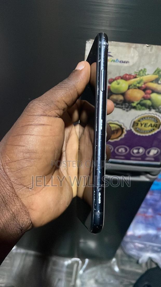 Apple iPhone XR 128 GB Black photo 3